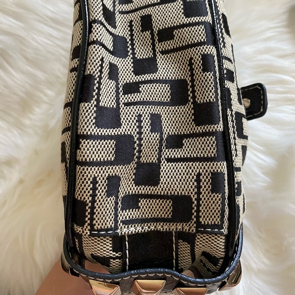 GUESS 💯% Authentic - Picture 10 of 13